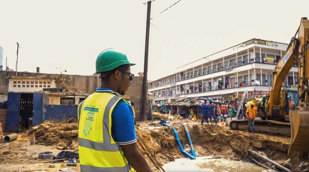 Ingénieur de Waterleaf sur un chantier de réseau d'eau, à Dakar